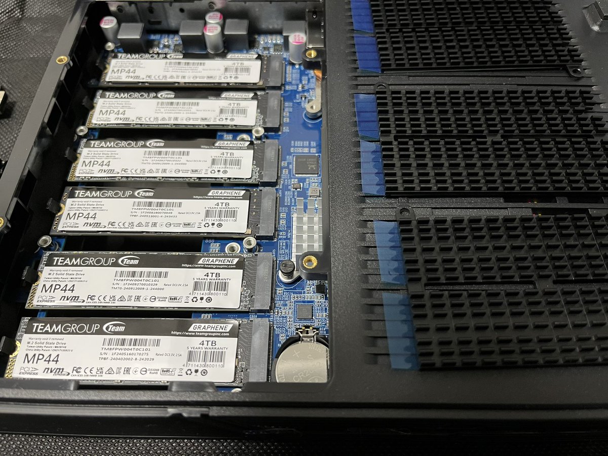 snow_pad's tweet photo. 4TB 6枚 RAID6構成
ラックの上段に配置してCatalyst 9300と10GBase-T 2本でLACPで接続👍 https://t.co/wczj8Nqc4m