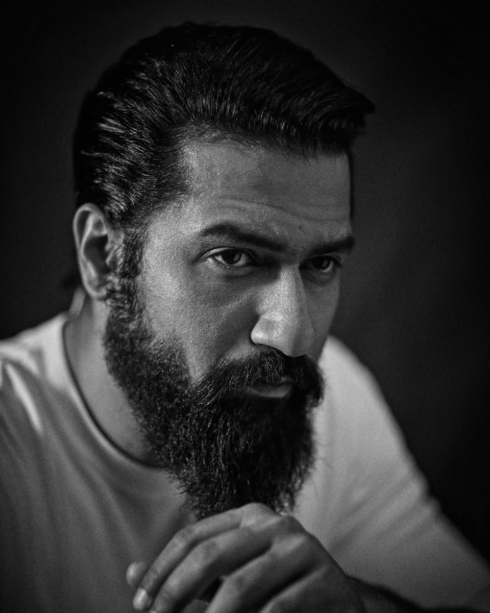 bollywood4200's tweet photo. Vicky Kaushal's versatility as an actor is unmatched. From intense roles to light-hearted comedies, he nails them all! ๐๐ฌ #BollywoodBuff #VickyKaushal https://t.co/DTnfDB2vYw