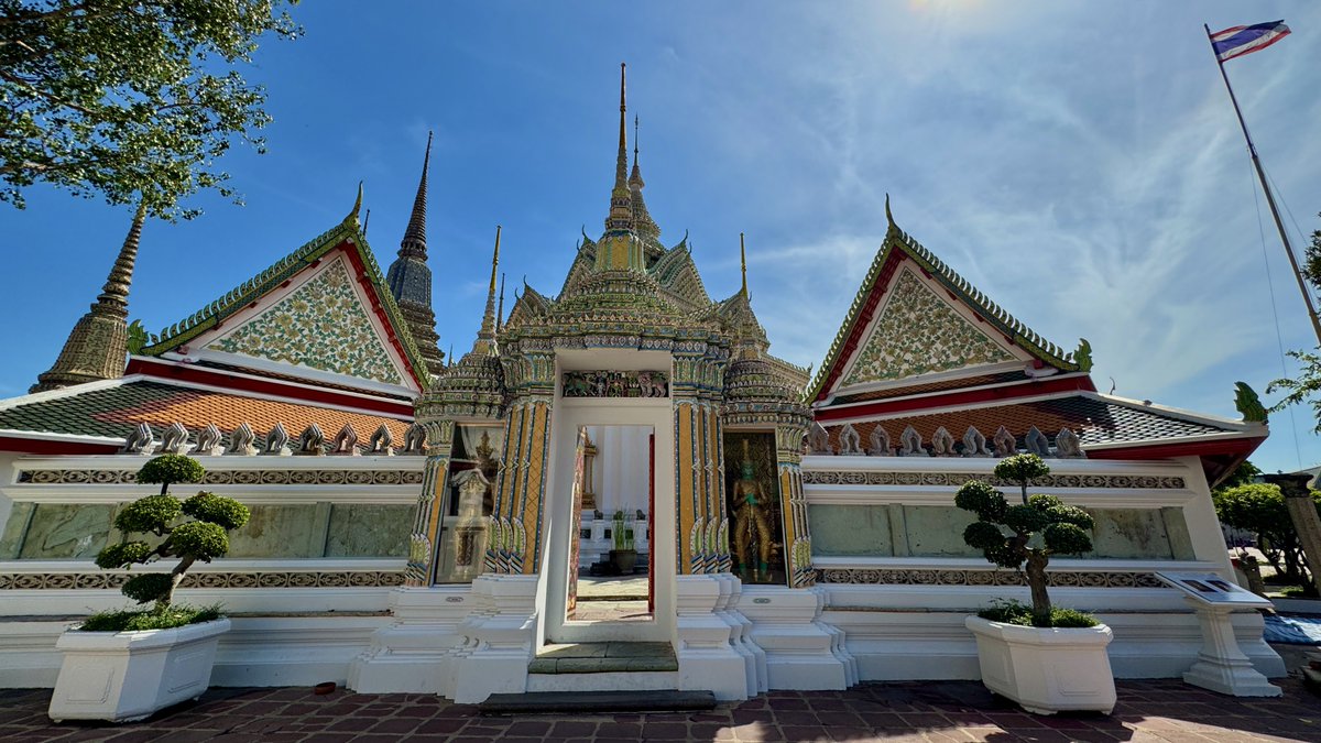 ไปวัดโพธิ์ครั้งนี้ ตอนถ่ายรูปเราทำท่าสุขทันทีอยู่ มีชาวต่างชาติมาร่วมเฟรมด้วยเค้าทำท่าสุขทันทีก่อนด้วย น่ารักจัง บอกว่าแฮปปี้มากที่มาเที่ยวเมืองไทย คนไทยน่ารักมากด้วย ดีจัง

#TATxApoxButterbear 
#สุขทันทีกับอาโปและน้องเนย
#ApoNattawin #Butterbear #BeOnCloud #AmazingThailand