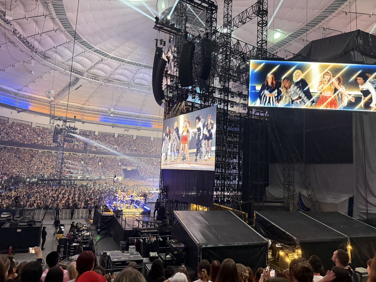 This is the second to last show! I can’t shake it off! #TSTheErasTour