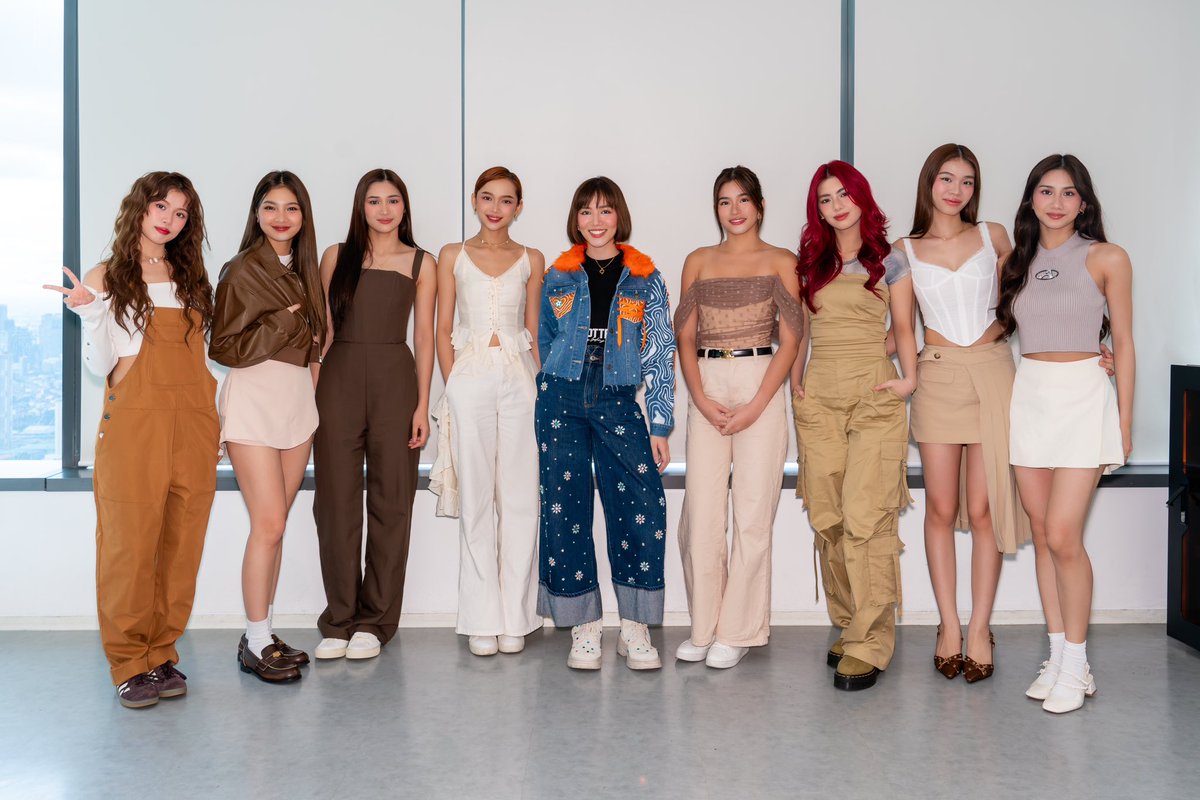 sabsandiego's tweet image. I had to rush my extro yesterday so I could get a pic with The Nation’s Girl Group! 😂🌸

hi @BINI_ph! Thank you sow muchy @ShopeePH team &amp;amp; #MACCosmeticsPH for this opportunity!🧡

OT8!

#ShopeeLiveXBINI #BINI