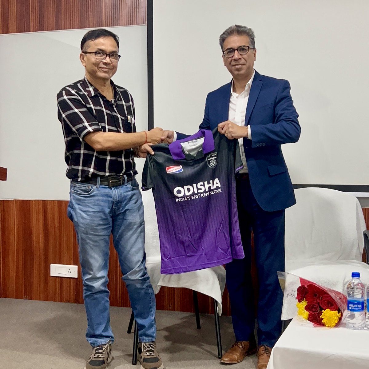OdishaFCGC's tweet photo. A special meet and greet for the students at Silicon University with the Club President - Raj Athwal, and players - Carlos Delgado, Rohit Kumar, and Anuj Kumar. π€π«
#OdishaFC #OFCGC #OFCInTheCommunity | @OdishaFC https://t.co/les5kFowHP