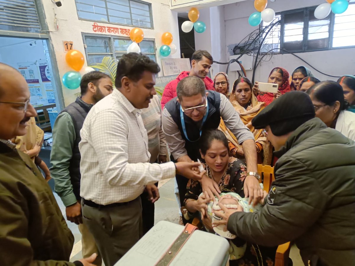 dmsid1's tweet photo. आज जिला अस्पताल, सिद्धार्थनगर में बच्चे को पल्स पोलियो की दवा पिलाकर अभियान का शुभारंभ किया। @CMOfficeUP @UPGovt @InfoDeptUP https://t.co/PXIND5vrqF