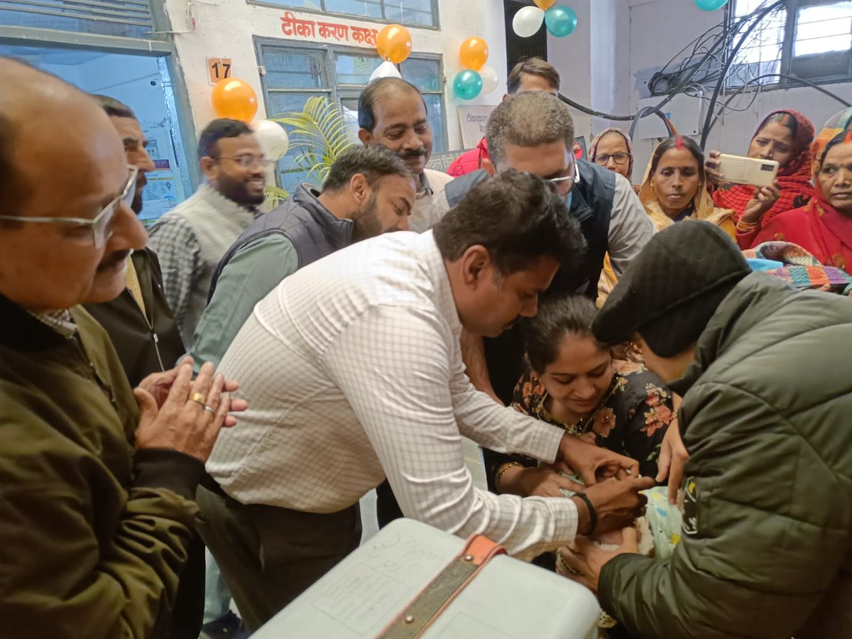 dmsid1's tweet photo. आज जिला अस्पताल, सिद्धार्थनगर में बच्चे को पल्स पोलियो की दवा पिलाकर अभियान का शुभारंभ किया। @CMOfficeUP @UPGovt @InfoDeptUP https://t.co/PXIND5vrqF