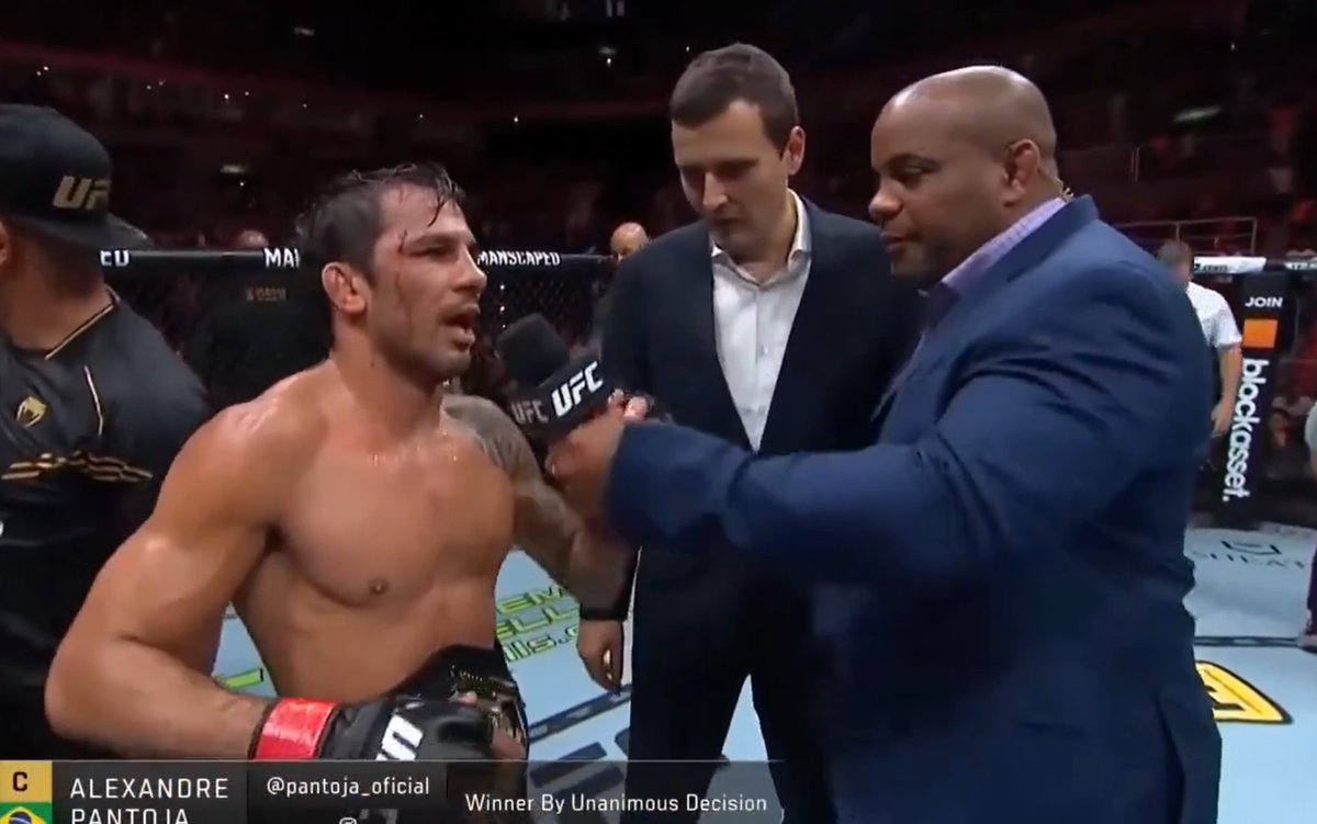 アレッシャンドリ・パントージャ 試合後インタビュー

👑🇧🇷　これがUFCのレベルだ‼️ここは本当にレベルが高いんだ。
日本からの選手がここに来て俺のベルトを奪えると思ったのか❓
俺は別に日本に行ってでも俺のベルトを死守する準備ができていた。