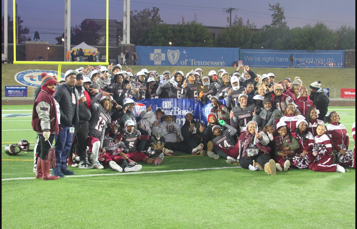 MarkeithPowell1's tweet photo. went out with a BANG ! couldn’t do it without my team wouldn’t trade my boys out for nothing 🩸🤞🏾 STATE CHAMPS BABY💍🏆 
#HistoryMade
#MidtownFinest
#missioncompleted✔️ https://t.co/fGX7icCtBz