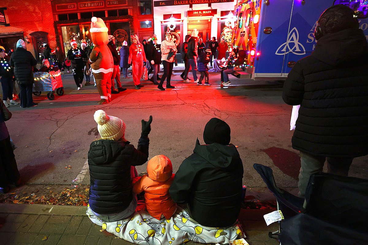 TimBathKT's tweet image. Christmas Parade photos: kokomotribune.com/news/photos-ch…