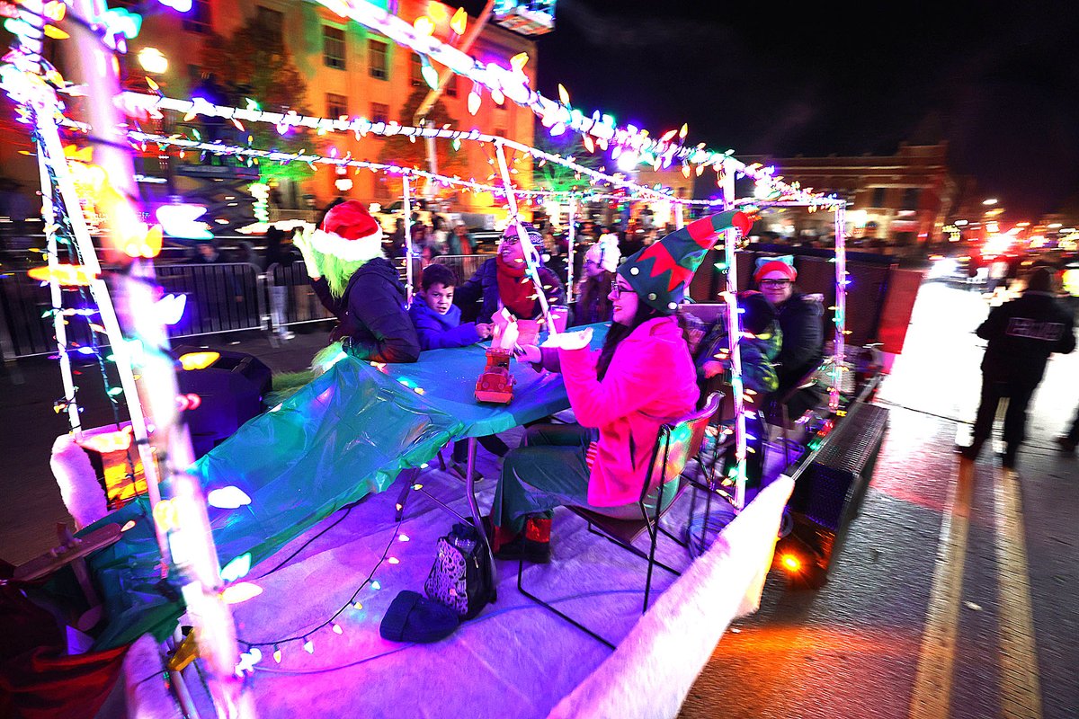 TimBathKT's tweet image. Christmas Parade photos: kokomotribune.com/news/photos-ch…
