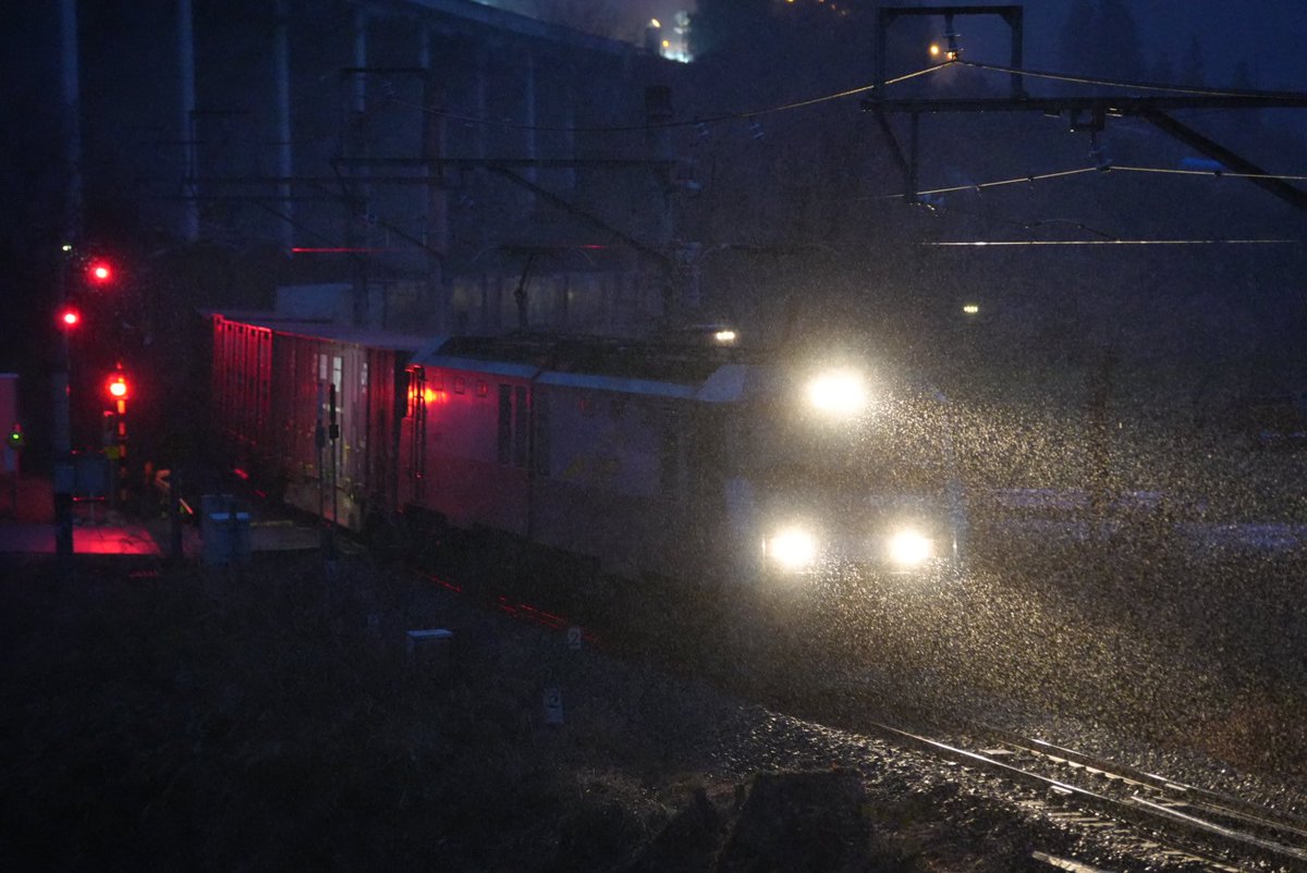 genki80001919's tweet photo. 📷️ (12月8日)
EH200-7+コキ12
臨時貨物列車(イオン臨)
5時(17時前)だし、雪降りで、さらに暗かった。
二週連続の12両でアタフタ・・・。
この場所で、良かった。
#篠ノ井線
#臨時貨物列車
#EH200
#EH2007
撮影機材
#SONY #ZVE10II
#SIGMA #50100mmf18
撮影日・令和6年12月8日 https://t.co/2pPhD9SsOT