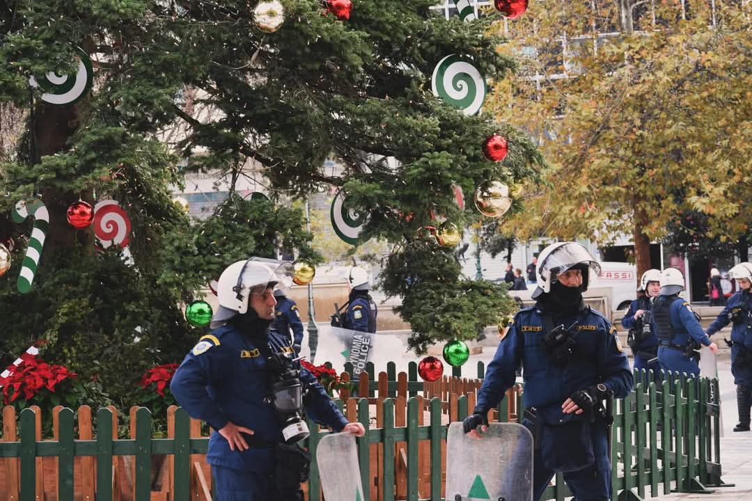 MarianGlt2's tweet photo. Φυλάνε το δέντρο στο Σύνταγμα,
Φυλάνε τις λαμαρίνες στα Εξάρχεια,
Αλλά αν τους χρειαστείς 
"Το περιπολικό δεν είναι ταξί, κυρία μου" https://t.co/EC2WFy0cs9