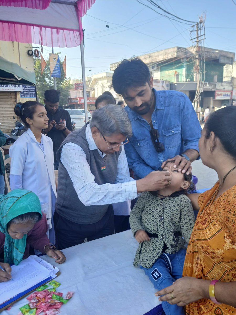 DrRadhaKrishan7's tweet image. ➡️ પોલિયો રવિવાર, 8 ડિસેમ્બર..
➡️ આજે અમરેલી માં  5 વર્ષ સુધીના બાળકોને દર વખતે પોલિયોના ટીપાં પીવડાવી દેશને પોલિયો મુકત બનાવી રાખવામાં આપનું યોગદાન આપો.
#PolioBoothActivity 
#PolioFreeBharat 
#SNID
@CollectorAmr @ddoamreli @GujHFWDept @Infoamreligog @MoHFW_INDIA