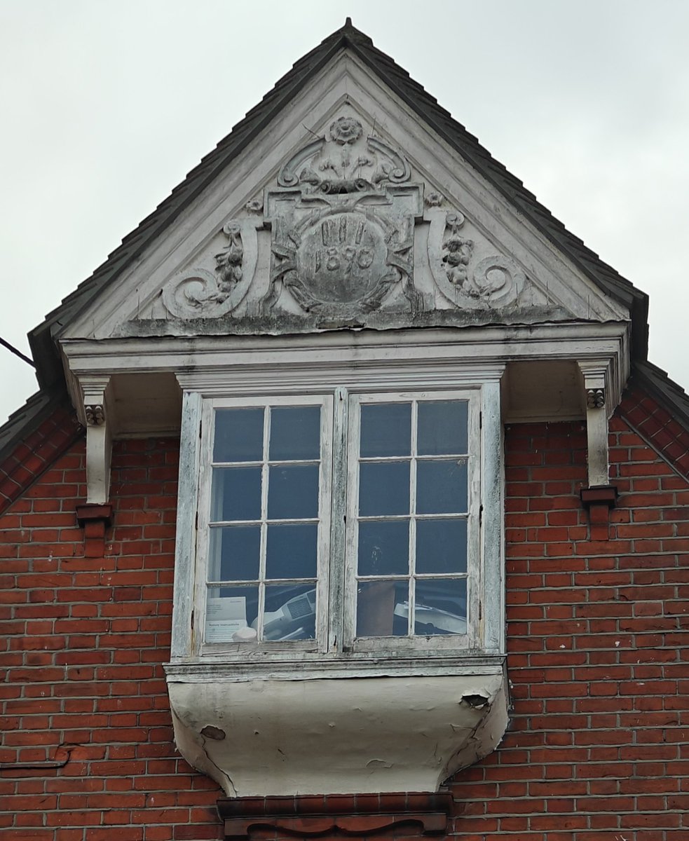 ColCivicSociety's tweet photo. You'll find today's #AdventWindow on what's now the #ThreeWiseMonkeys Bar at 60 High Street here in #Colchester, #BritainsFirstCity

It was way back on  25 September 1899, that the building first opened as a branch of #ParrsBank...

More:
https://t.co/ECNoyj3FsM.

@TWM_Colchester https://t.co/o4d8HbBkNN