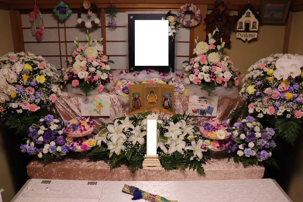 tokyosougi1's tweet photo. 大好きなご自宅で…お花いっぱいの自宅葬

ご家族のご要望：
「母は家族と過ごしたこの家が大好きでした。
この場所で葬儀は出来るのでしょうか？
お花も大好きだったので、広くはないですがたくさん飾ってあげたいです」

＃東京葬儀 https://t.co/EYRbaZT8Eh