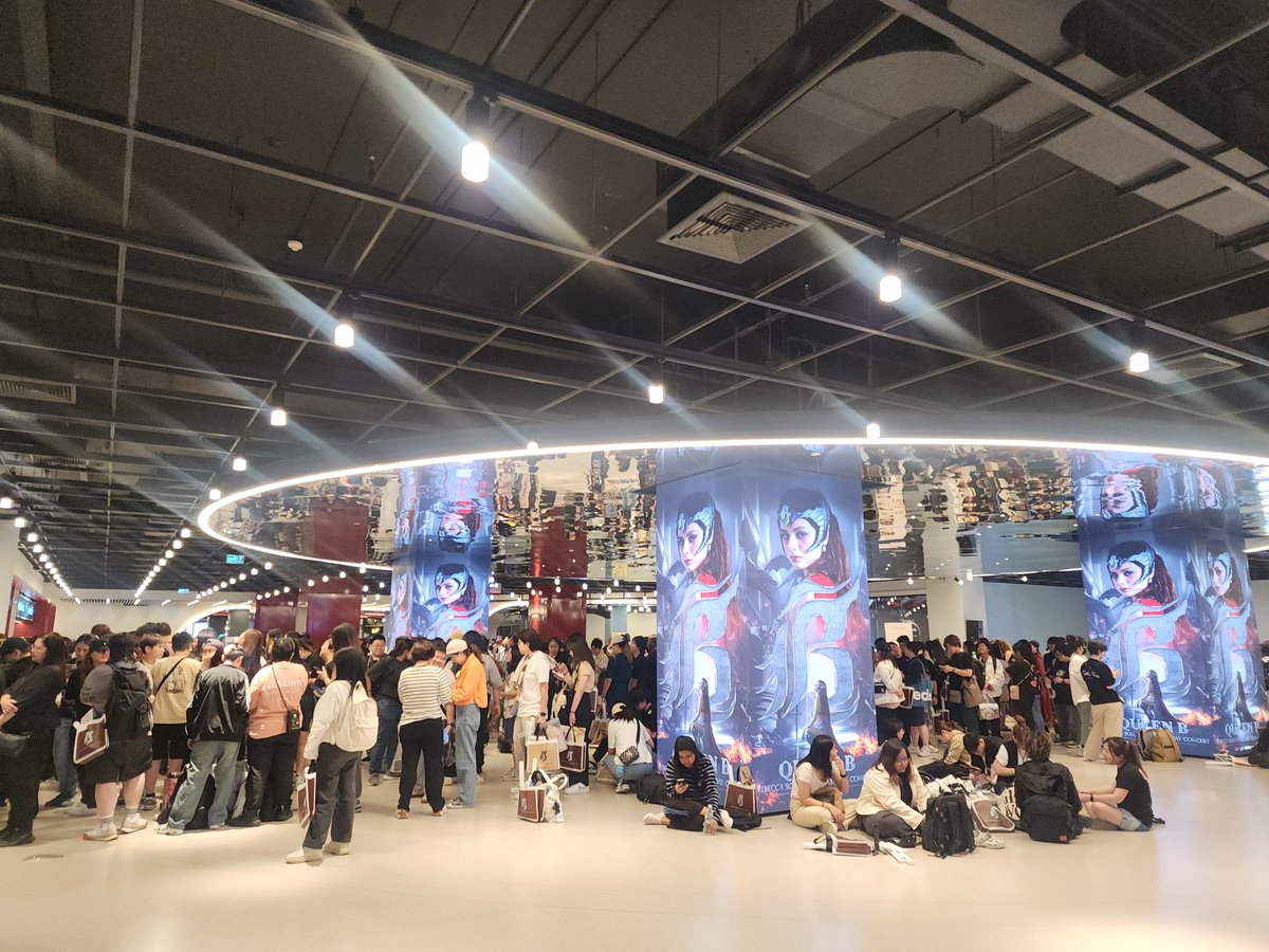 คนเยอะมากกกกกกก 😍
วันนร้มี live สัมภาษณ์ ประมาณ 14:30 ด้วยนะค้า 
YT : Hello Asian 

REBECCA STAGE QUEEN B  #HBD22ndBeckySoloConcert
#beckysang𝐞ls