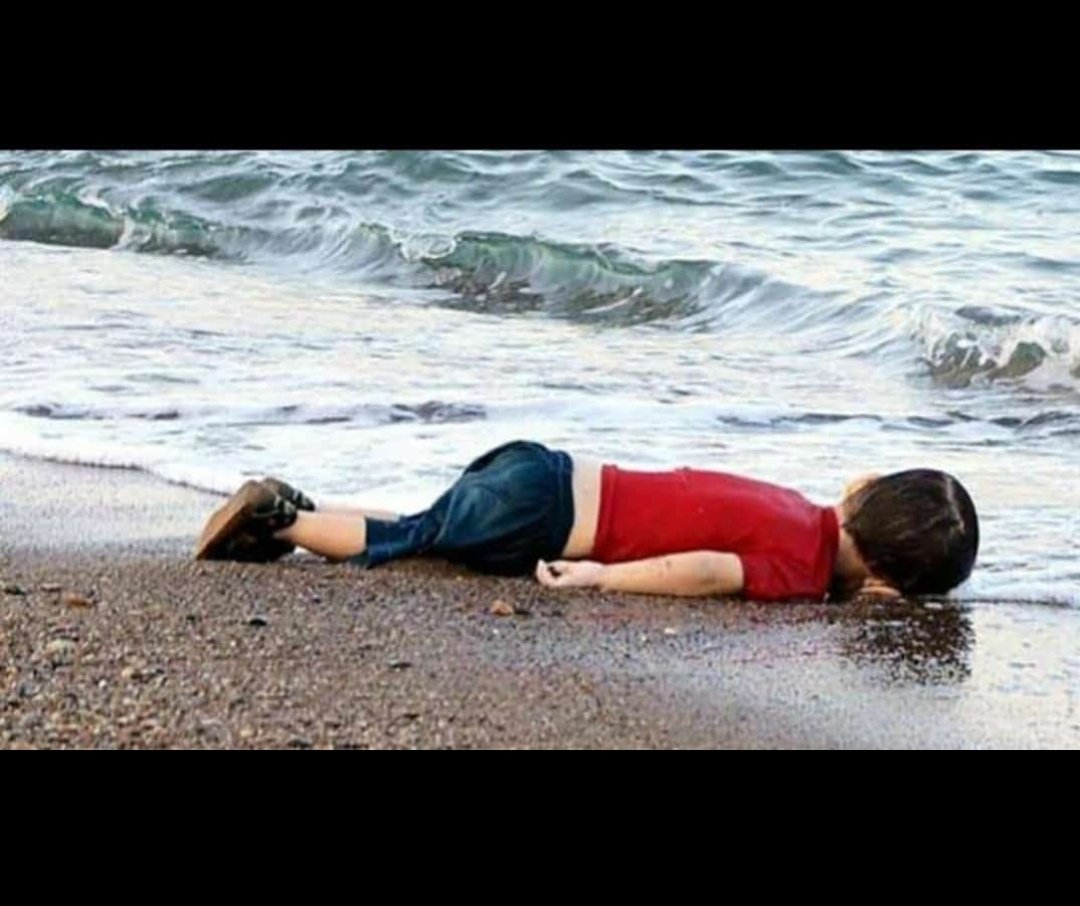 Efendimiz buyurdu ki :

“Mü’minler birbirlerini sevmekte, birbirlerine acımakta ve birbirlerini korumakta bir vücuda benzerler. Vücudun bir uzvu hasta olduğu zaman, diğer uzuvlar da bu sebeple uykusuzluğa ve ateşli hastalığa tutulurlar.”