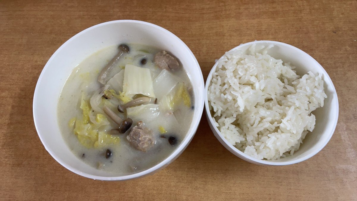 Hide_sh_2022's tweet photo. 特にアップするものもないので昼飯をアップする。白菜しめじの牛乳鍋。 https://t.co/M4P32Gvn2H