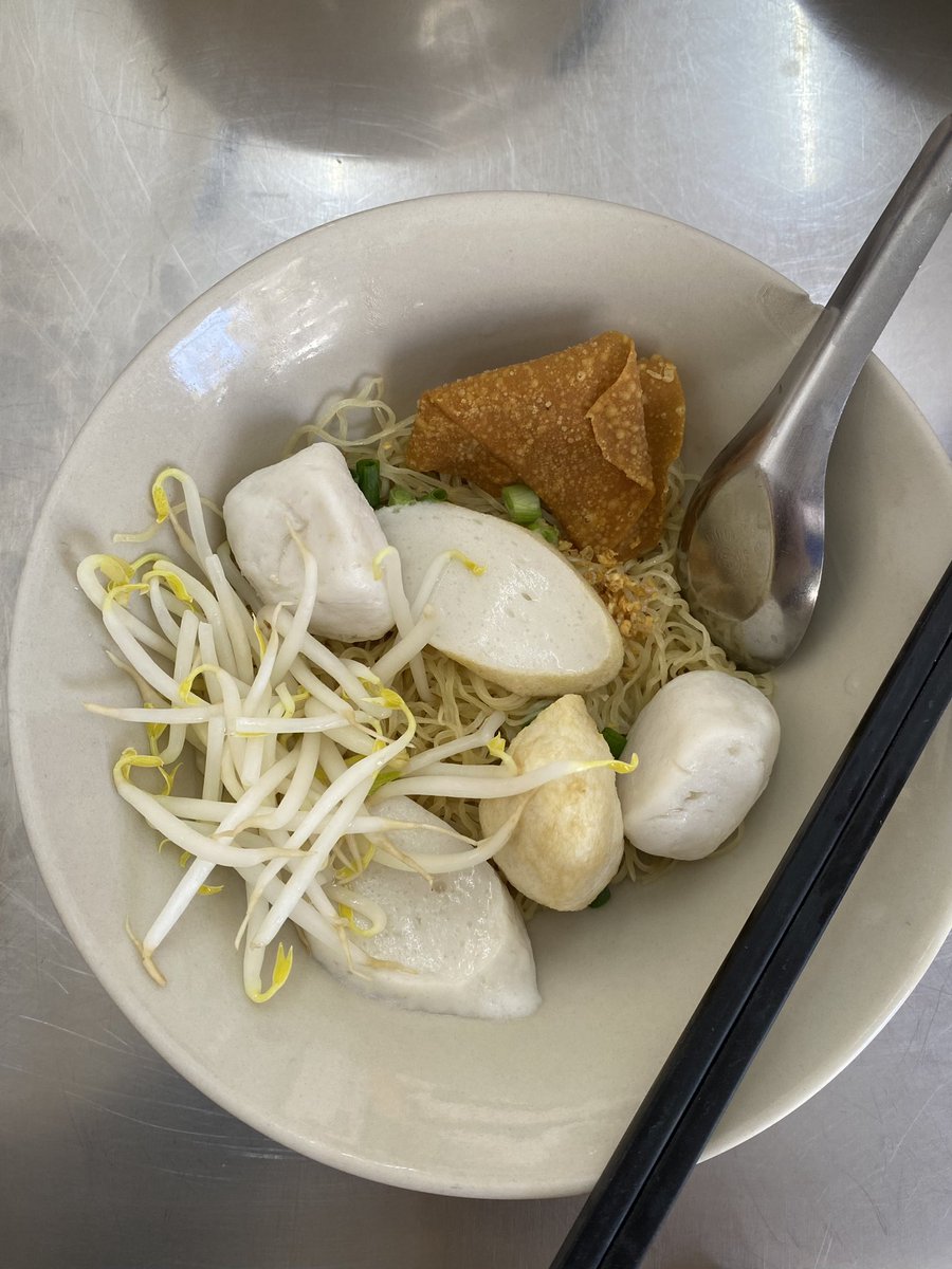 withpyr's tweet photo. นายฮวด (ซอยพญานาค) ก๋วยเตี๋ยวลูกชิ้นปลาทำเอง เนื้อสีขาวเนียน นุ่ม ฟู ฉ่ำๆ ไม่เละ ชิ้นใหญ่ เนื้อสัมผัสส่วนตัวยังไม่เคยลองที่ไหน กินเพลินมาก !!! 
รอนานหน่อย ราคาไม่แพง หนังปลาทอดที่ร้านก็อร่อยเหมือนกัน  (รับแต่เงินสด) #รีวิวของอร่อย @aroii https://t.co/UtX1Dzizle