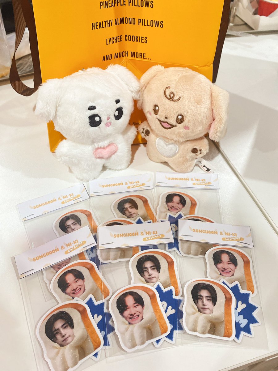 peterpanineq's tweet photo. อยู่โต๊ะแรกเลยคับ แจกปังฮุนกับปังนิกิแน้ว 🍞 #22ndSceneswithSUNGHOON https://t.co/oxlgED5Jnz