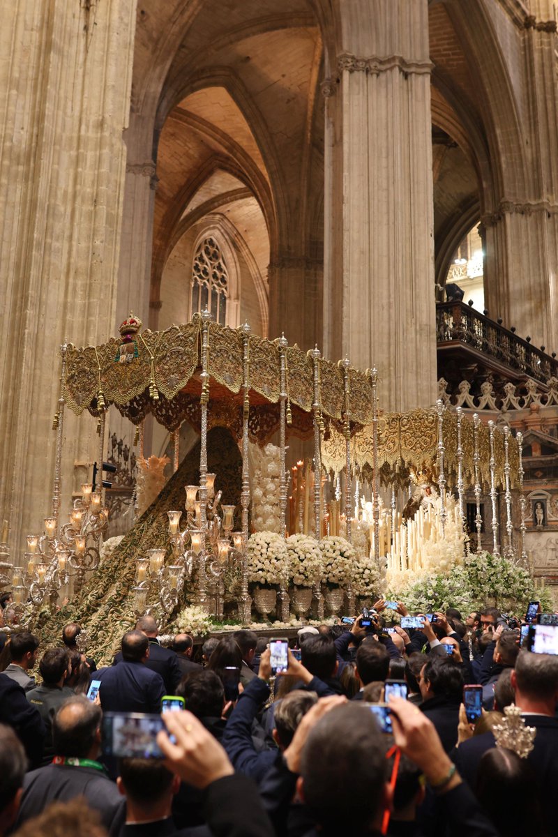 EspDeTriana's tweet photo. Veintinueve años después, la #Esperanza y la @Hdad_Macarena se encuentran, frente. Hermanos, que este momento sirva para engrandecer, aún más si cabe, nuestro amor a la Santísima Virgen y, bajo su amparo, seguir manteniendo el vínculo que une a nuestras corporaciones.

#EsperanzaDeTriana 
#IICongresoHdadesSevilla