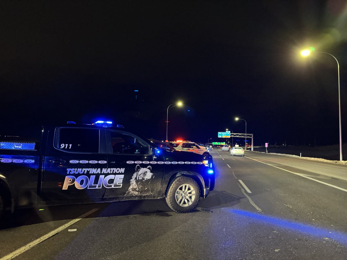 neufeld_mark's tweet photo. It was a pleasure working tonight’s integrated holiday #CheckStop with partners @RCMPAlberta, @ABSheriffs, @Tsuut’inaPolice, and @maddcanada. Met lots of great people, the vast majority of whom ended up on the ‘nice’ list. Please don’t drive impaired this season. @CalgaryPolice https://t.co/sfdDzCWQjO