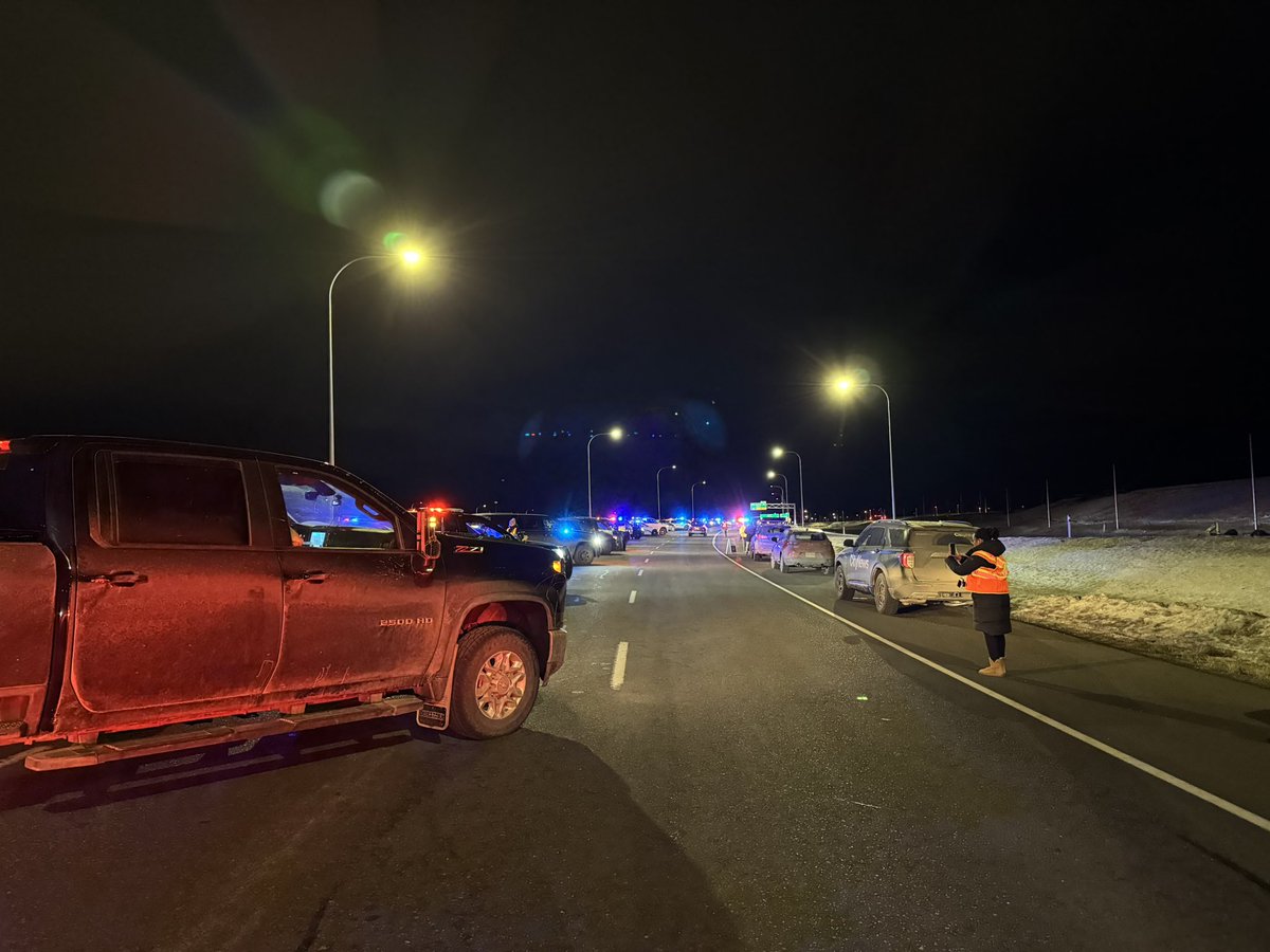 neufeld_mark's tweet photo. It was a pleasure working tonight’s integrated holiday #CheckStop with partners @RCMPAlberta, @ABSheriffs, @Tsuut’inaPolice, and @maddcanada. Met lots of great people, the vast majority of whom ended up on the ‘nice’ list. Please don’t drive impaired this season. @CalgaryPolice https://t.co/sfdDzCWQjO