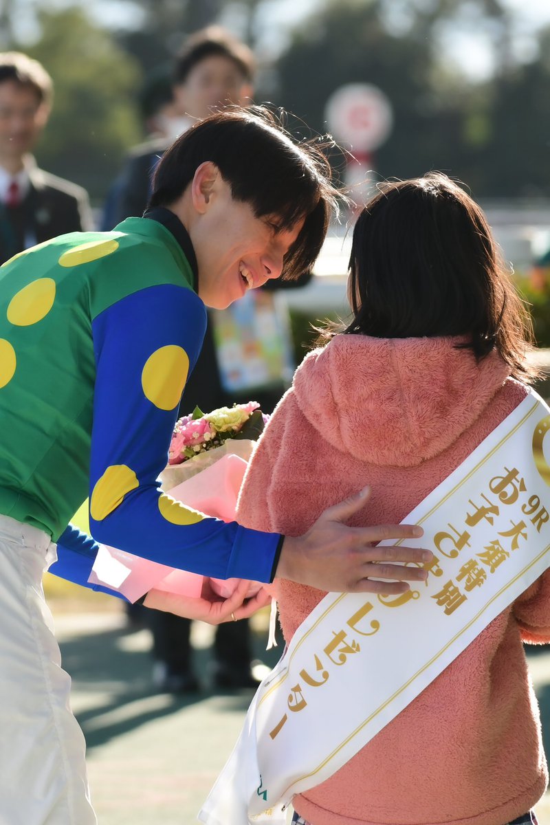 okumasandesu's tweet photo. お子さまプレゼンターへの対応が、
完璧王子様だった中井くん🤴

#中井裕二
2024年12月8日 中京9R 大須特別 https://t.co/4PnOzkmLBo
