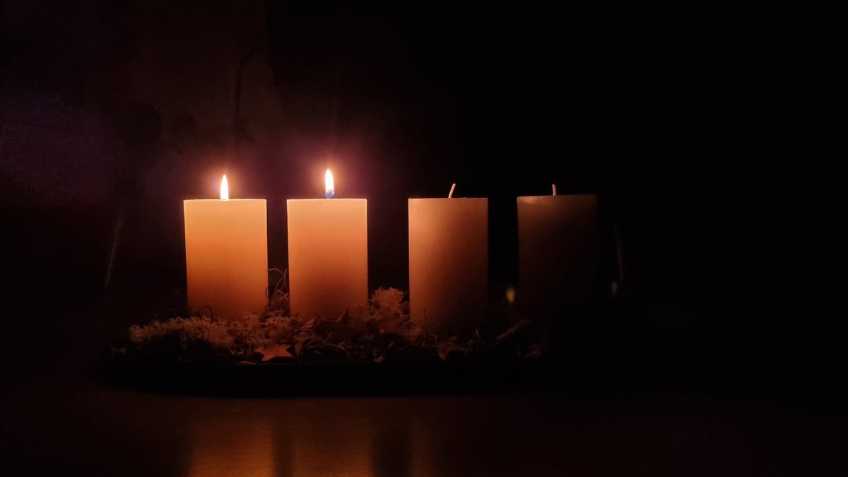 O volk van Zion, hoor de stem van Hem die tot u zegt:
Bereid de wegen van de Heer en maak zijn paden recht.

#Advent