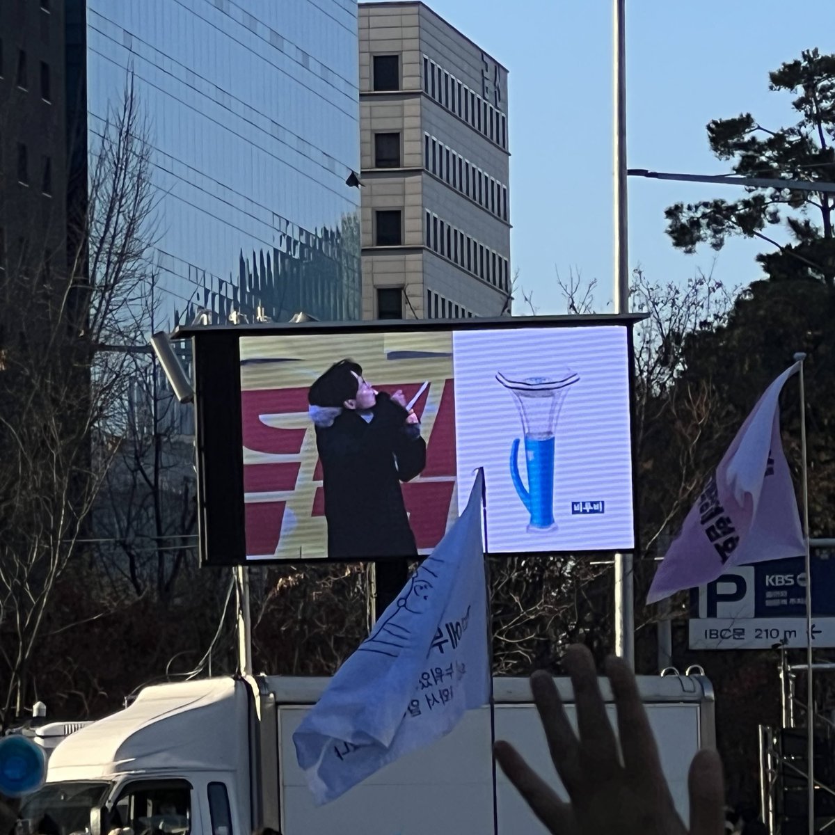 oetzeol's tweet photo. 촛불행동 존나 웃겨 아
어제 응원봉을 정말 많이 들고 와주셧는데 뭔지를 몰랏다면서
반성의 팬덤별 응원봉 학습 시간 갖고 있음 아 https://t.co/9MJQJB4IgZ