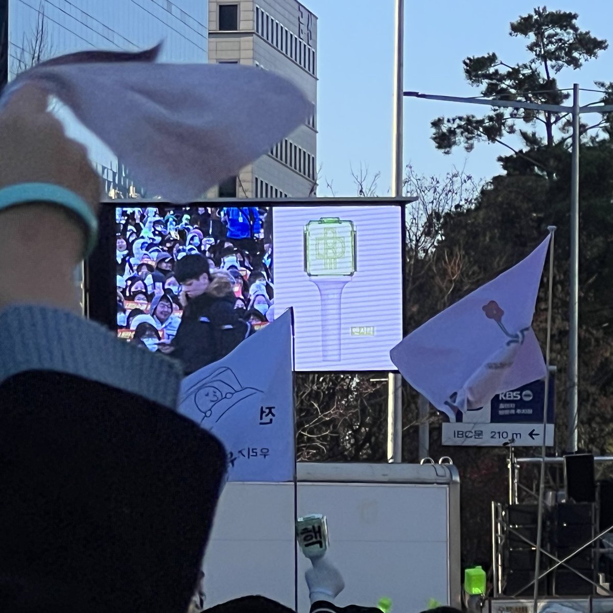 oetzeol's tweet photo. 촛불행동 존나 웃겨 아
어제 응원봉을 정말 많이 들고 와주셧는데 뭔지를 몰랏다면서
반성의 팬덤별 응원봉 학습 시간 갖고 있음 아 https://t.co/9MJQJB4IgZ