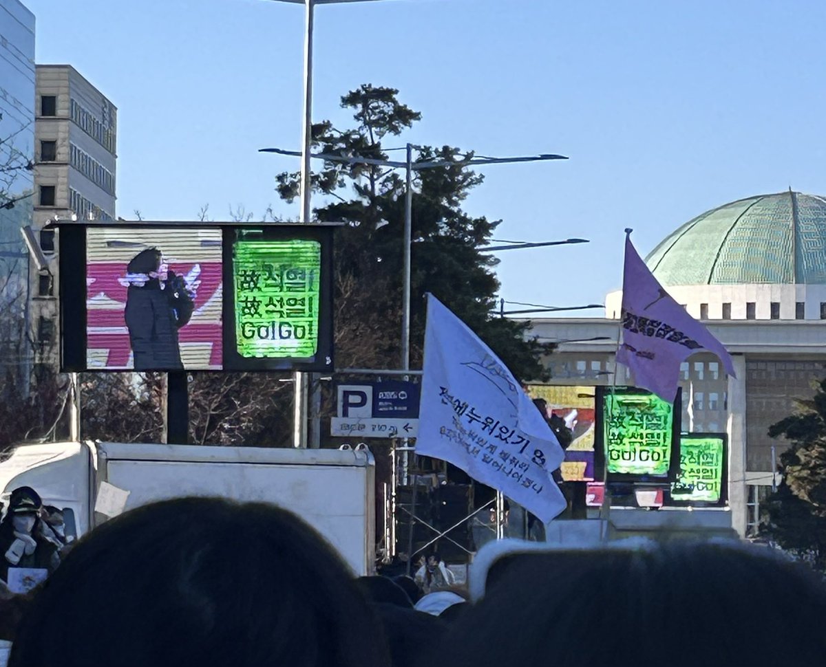 se7en_e11even_'s tweet photo. 아 미치겟다
지금 시위현장
아이돌 응원봉 교육 시간 가지는중
캐웃겨ㅠㅋㅋㅋㅋㅋㅋ
응원봉 들고온 젊은 팬클럽분들이 많은데 도통 이 봉이 어떤 연예인 봉인지 몰라가지고 공부하는 시간을 가져보겠다며 우리도 이걸 알아야한다고 모르시는분들 지금 다들 외우라는데 믐뭔봉 자료사진ㅋㅋ ㅋㅋㅋㅋㅋ https://t.co/kpXb47sTnr