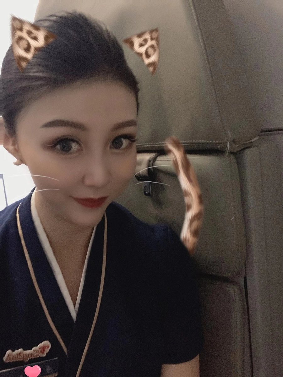 坐在相亲位上的大叔一直盯着三角区域，看的我紧张得都湿了~

脱掉拿在手上也不知道有没有人看到~好羞耻啊、、

润润的蕾丝有人想要吗 https://t.co/5O3k3rsK9A