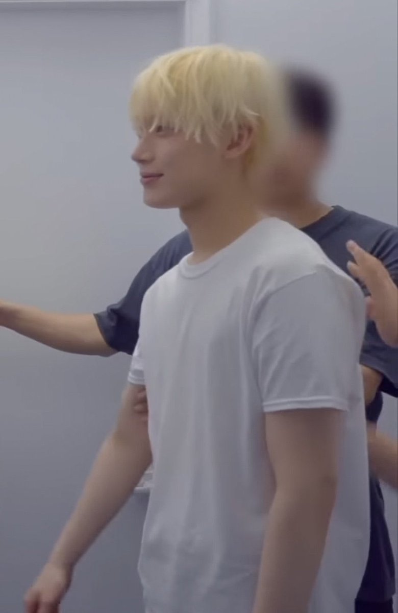 개두툼해….
ㅈㄴ달려가서 안겨도 안밀릴거같은 이 남자몸 진짜뭐지