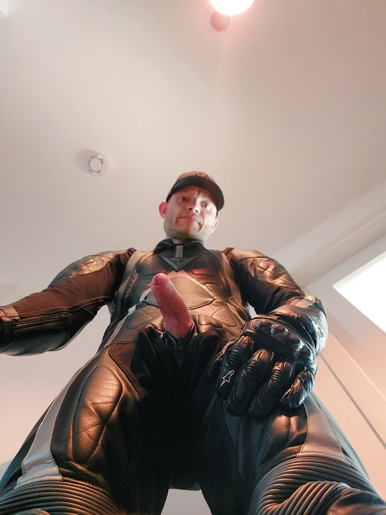 Snkrsprtwrlthr's tweet photo. I just need a good cock sucker to service  me in it. Anyone? RT for a YES 😈 https://t.co/aPHXDpq9rk