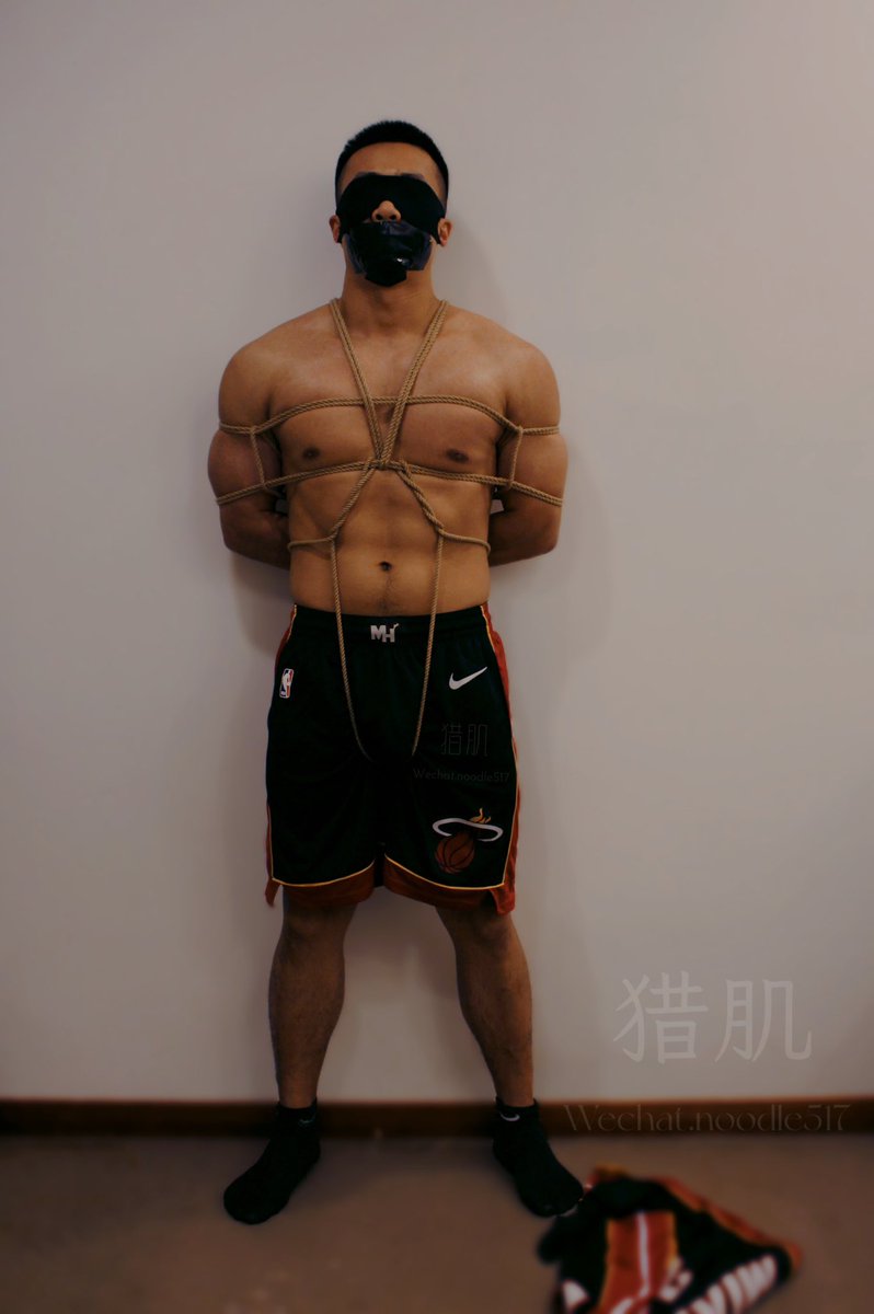 huntmuscle's tweet photo. 谁能想到球场上意气风发，
私下靠捆绑边控解压！
#反差 #bondage https://t.co/llGDILZzyu