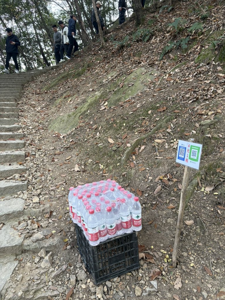 TzgTan's tweet photo. Encountered this unattended “shop”- you scan and pay and take the water. No camera around. In Hangzhou. https://t.co/cNKjvvEeZC