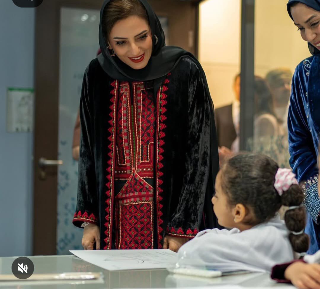 TheBalochWorld's tweet photo. Oman’s First Lady, Al Sayyida Ahad bint Abdullah bin Hamad Al Busaidiyah wearing Balochi traditional dress.

ملکه عمان ‌عهد بنت عبدالله با لباس بلوچی https://t.co/Sh3buqrgxS