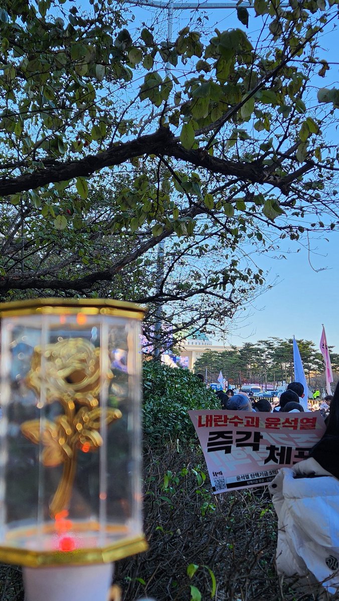 STY_Lim's tweet photo. 안녕하세요 여러분 잘 지내고 계신가요...
날이 많이 춥습니다...
저는...
우리 아이.와 함께 다녀왔습니다 ...
저에게 너무 소중한 응원봉이어서 그렇게 됐습니다 ..
언제나 ��복하세여... 모두 행복한 연말을 보낼 수 있으면 좋겠습니다 파이팅!! https://t.co/ioLCAAu2WQ