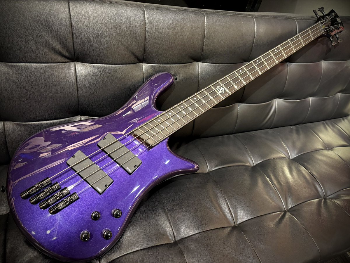 bbsendai's tweet photo. 【📢入荷速報📢】

Spector NS Series
NS Dimension HP 4 / Plum Crazy Gloss が緊急入荷…‼️⚡️

このラメいっぱいのパープルのカラーと
マルチスケールの組み合わせ、、、

刺さる人には刺さる1本なのでは⁉️

気になる方はお早めに✅

#Spector #spectorbass #ベース https://t.co/dIIfnpBoD3