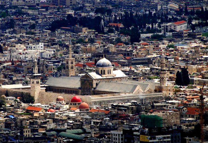 Ben Müslümanım Elhamdulillah...
Bir dedem Fatih’tir, bir dedem Selahaddin. Kalbim küçük bir kuş gibi merhametli, bedenim koca bir dev gibidir. Bastığım yer Anadolu, gözlerim Kudüs’e bakar, alnım Mekke’ye dönük, kalbim Medine’de atar. Yüreğim Doğu Türkistan’da, Arakan’da,