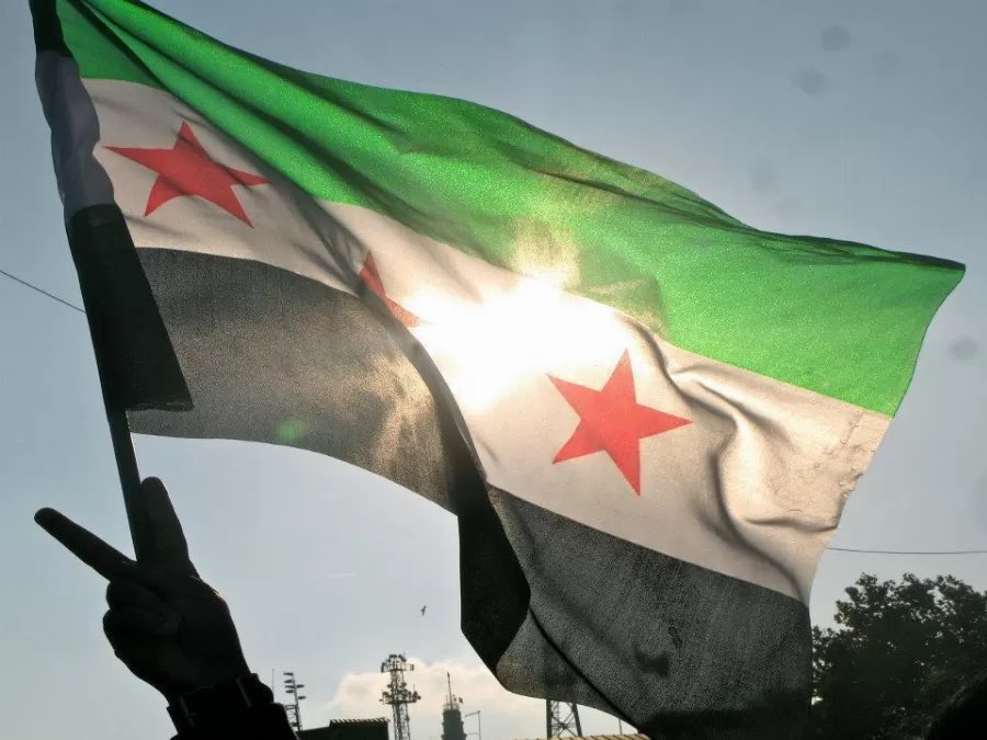 الواحد مش عارف يعبر عن مشاعر سعادته حقيقي، كم الاخبار الي بيقرأها وفرحة النصر والتحرير، هي اعظم فرحة، الواحد سعيد انه شايف على عينه نصر وتحرير سوريا من ظلم طال سنوات عديدة، "الا ان نصر الله قريب " ومش متخيل اليوم الي نشوف فيه تحرير فلسطين ومن ثم الوطن العربي كله، مبروك لسوريا على