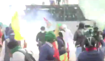 EconomicTimes's tweet photo. #Police use #TearGas to #disperse #farmers who began their '#DilliChalo' march today, but stopped at the #Shambhu #border | Latest News - https://t.co/H2UnZc5XBt 🗞️ https://t.co/nvJF8F6yRH