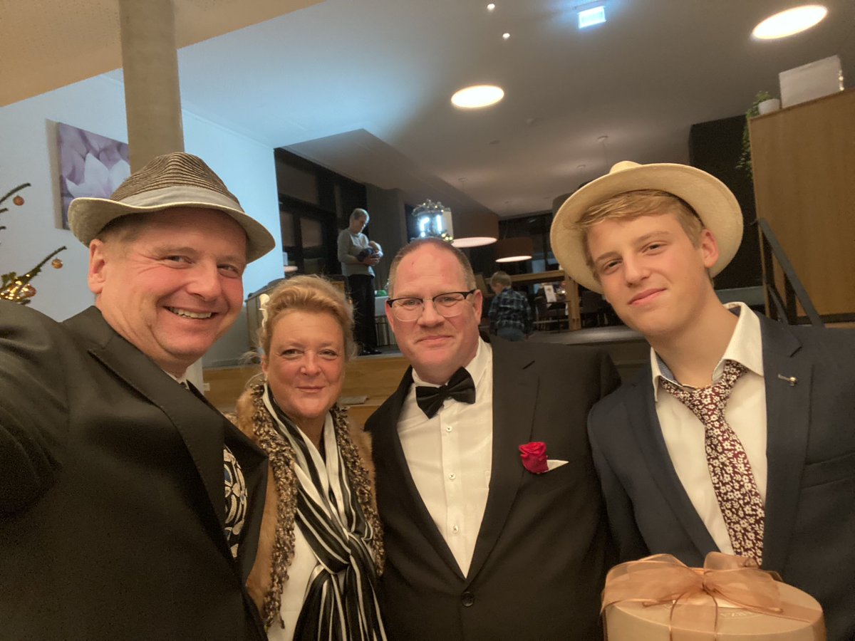 jens_mayer's tweet photo. Gestern waren wir zur Geburtstagsfeier von Markus Ellison in sein Hotel Krone in Sulzbach-Laufen eingeladen. Ein schöner Abend mit einem wunderbaren Menschen und tollen Freund! https://t.co/I4H7tQkLeC