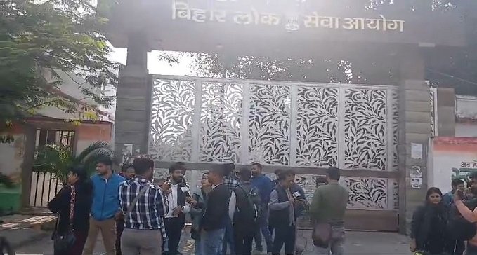 sakinamalik181's tweet image. BPSC चेयरमैन से मिला छात्रों का प्रतिनिधिमंडल : कर दी ये दो बड़ी मांग, छात्र नेता दिलीप की रिहाई की डिमांड कर खान सर पर लगाया बड़ा आरोप

#BPSC #bpsc2024 #BPSCExamExtend