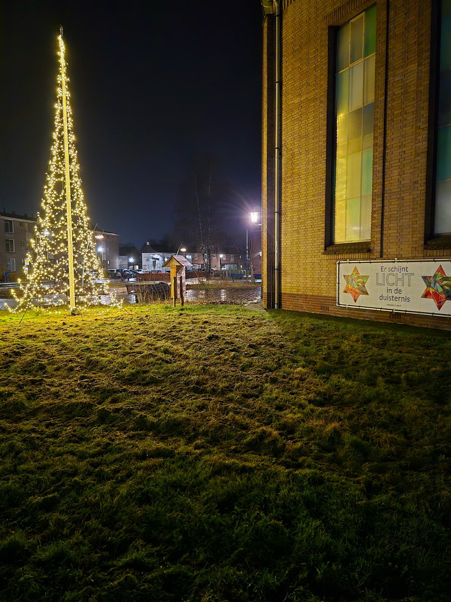 mirrrr71's tweet photo. De kerstboom staat er ook weer #kerst #kerk #lichtindeduisternis https://t.co/CEJtwyANdD