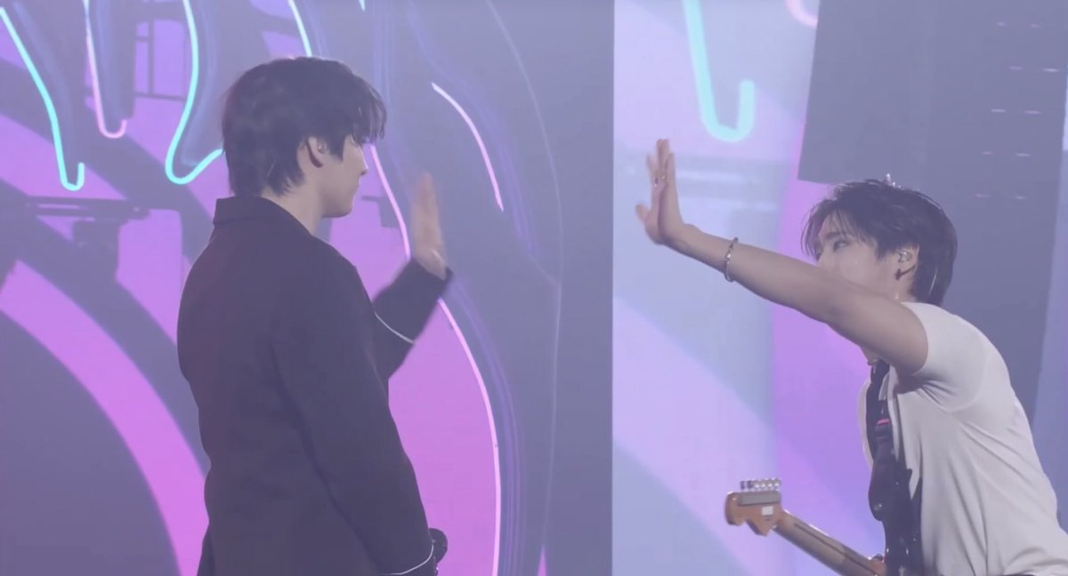 I CANT STOP LAUGHING WHATS WITH THE AWKWARD TENSION BETWEEN THEM TODAY JISUNG GOT SO NERVOUS BEING SMILED AT😭😭😭😭😭🫵🫵🫵🫵