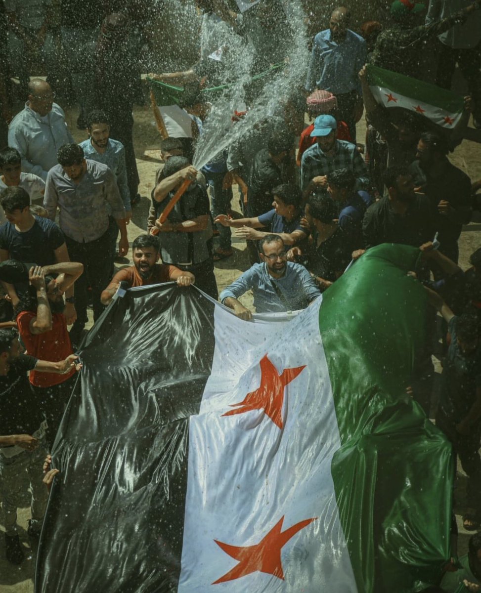 طلّي ووجهك حلوّ .. وثيابك مزّرره
وصبحك على مانعهده بالنسايم عليل 

مغسولة من البرد والثلج ، ومحرره 
متباركه، مستقلّه، شامخه، بنت أصيل