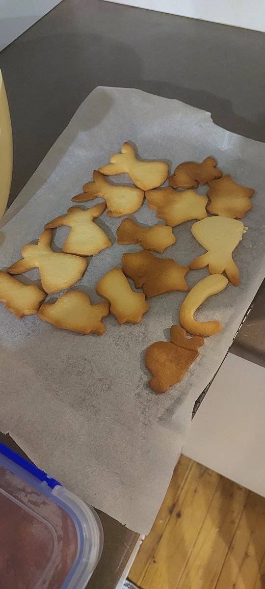 Detafo's tweet photo. So I stress baked like 4 trays of sugar cookies today due to personal shit, while listening to @MarkNarrations ... if they didn't go stale, travelling from Australia to England, I'd send him some. https://t.co/u40qdQWM2Q