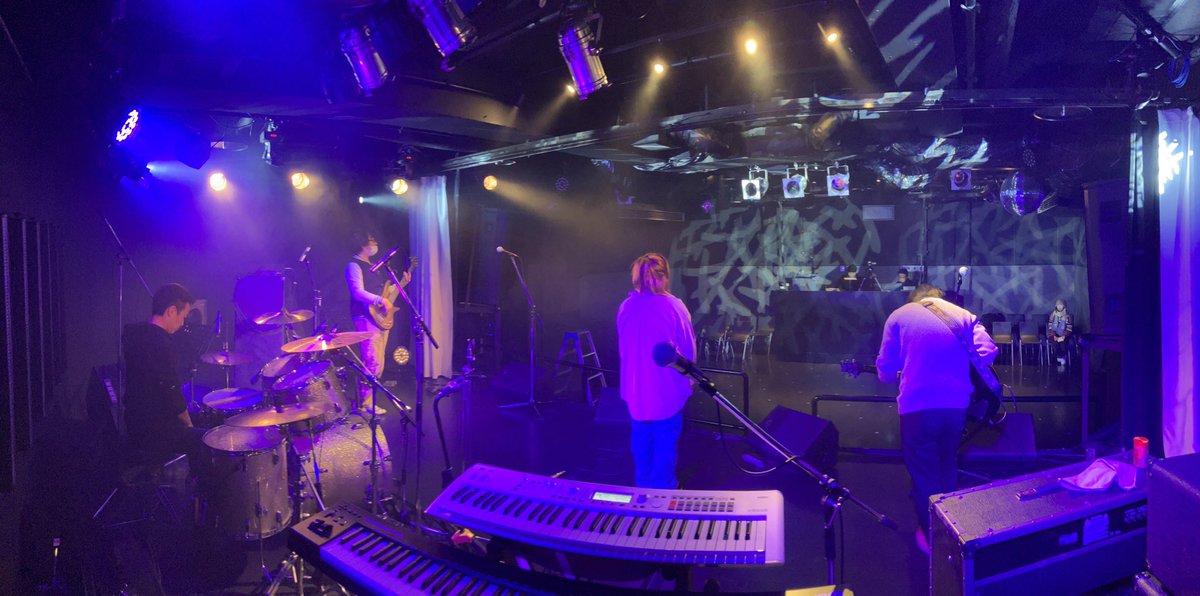 demonkoume's tweet image. 本日、ワタクシの広島での初ステージ、
そして、鍵盤デビュー。
#aikoコピバン #Maybe_Peentats
で、あれやこれや、やります！
会場は #SixOne さん。
赤基調の空間でテンション上がりますね！今リハを終えました！
おじさんのピアノの発表会、
楽しんできます！😊