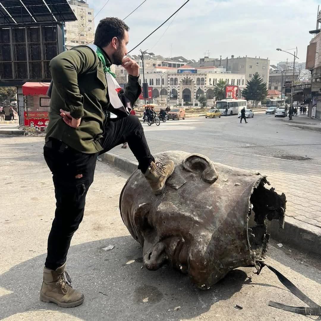 “Gençler!. Siz “Heykellerin köpek leşi gibi yerlerde sürüklendiğini göreceksiniz!. Siz göreceksiniz. O gün beni hatırlayın.”

Üstâd Kadir Mısıroğlu

❗️Darısı bize inşaallah… ❗️