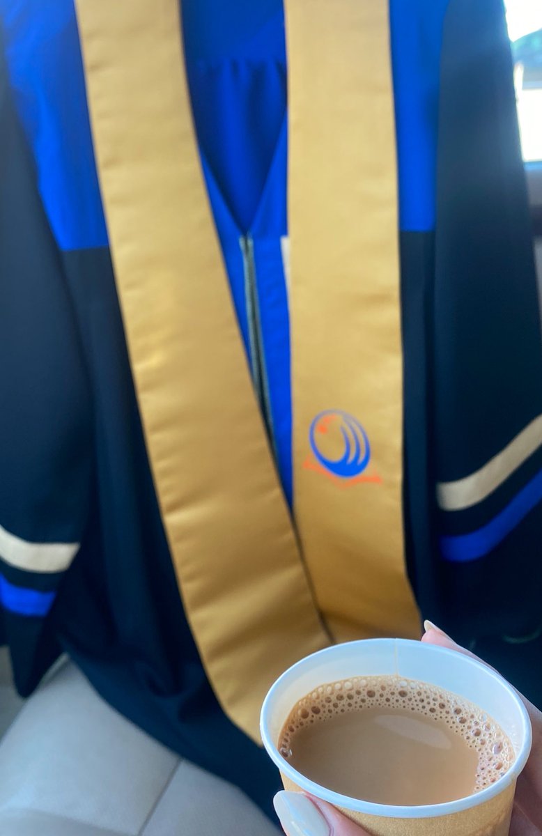 _Sondos23's tweet photo. الخريج يقولكم صباح الخير💅🏻🎓🤍 https://t.co/rWygzObCRR